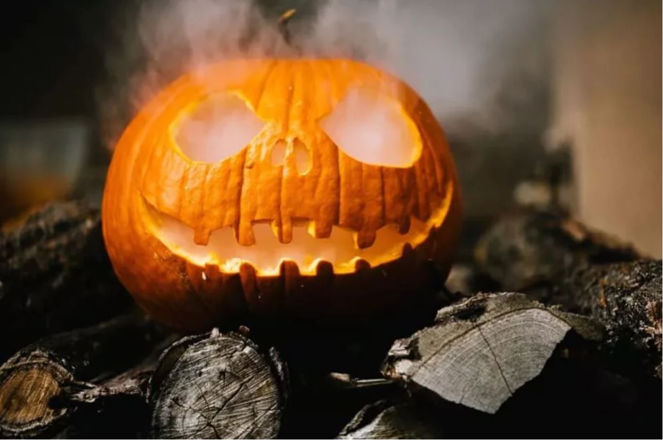 Készülődés Halloweeni bulira