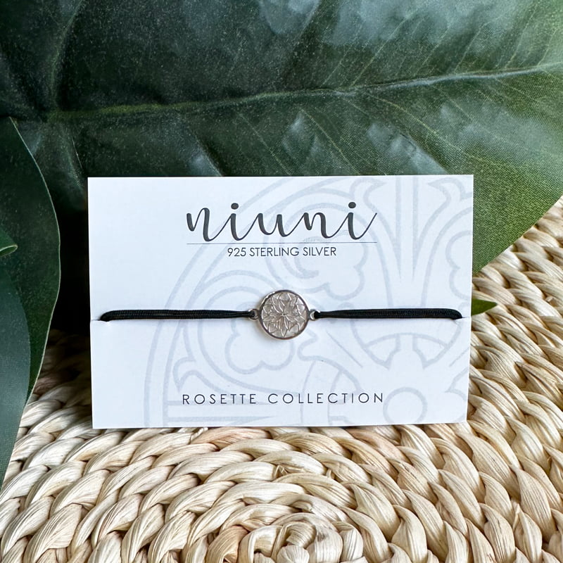 Niuni ezüst ékszer Virág Rosette medállal, fekete színű zsinórral