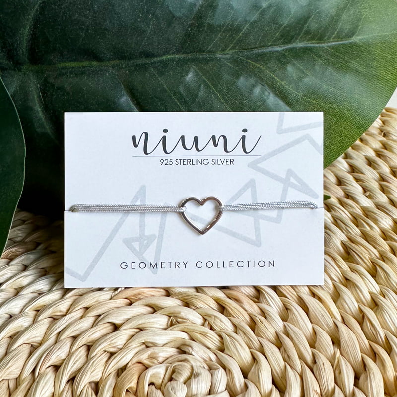 Niuni karkötő ezüst szív medállal, szürke zsinórral