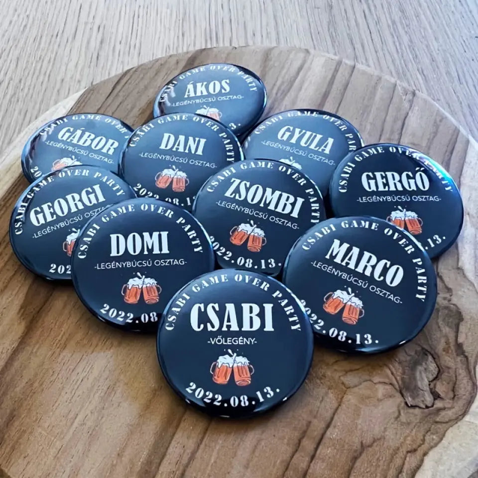 Legénybúcsús kitűző – saját névvel