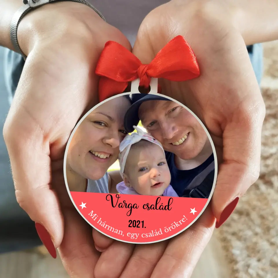 Fényképes karácsonyfadísz, piros szalaggal, családi ajándék