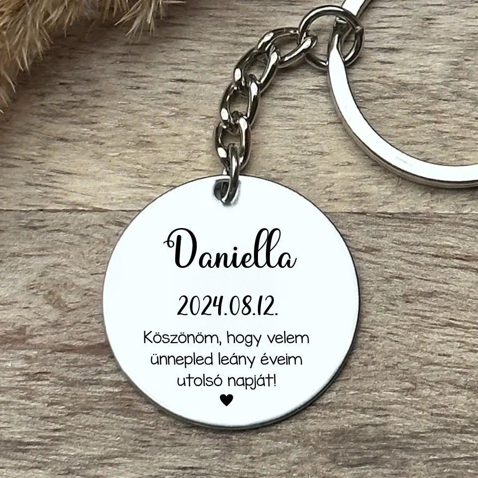 Lánybúcsú ajándék a menyasszonytól – saját neves kulcstartó