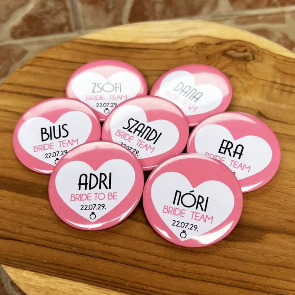 Lánybúcsús kitűző – saját névve