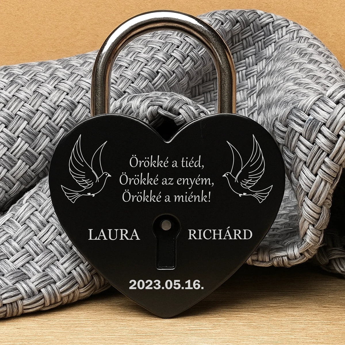 Fekete szív lakat