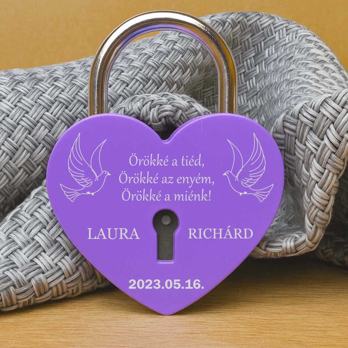 Lila szív lakat