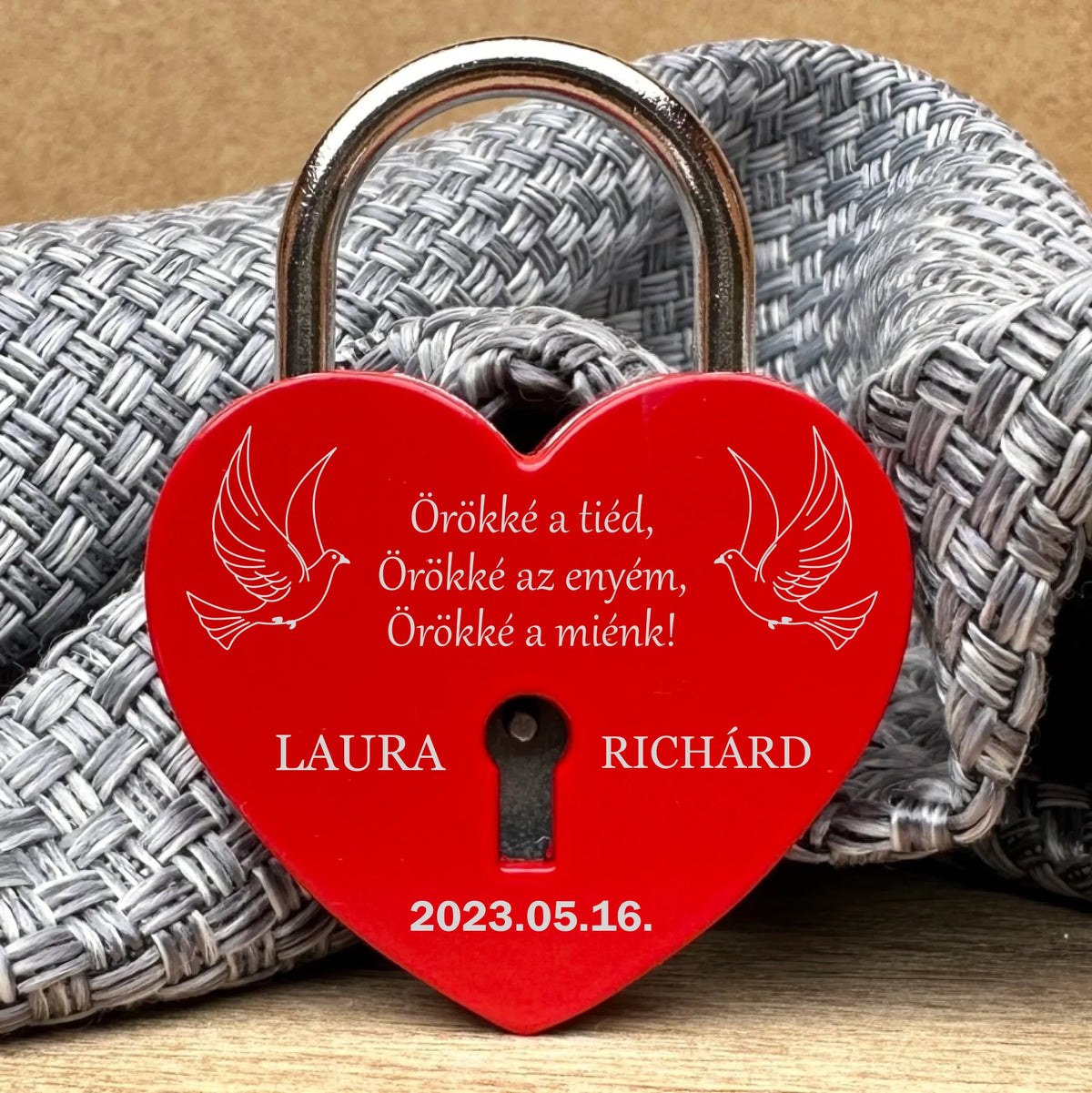 Szerelemlakat gravírozással