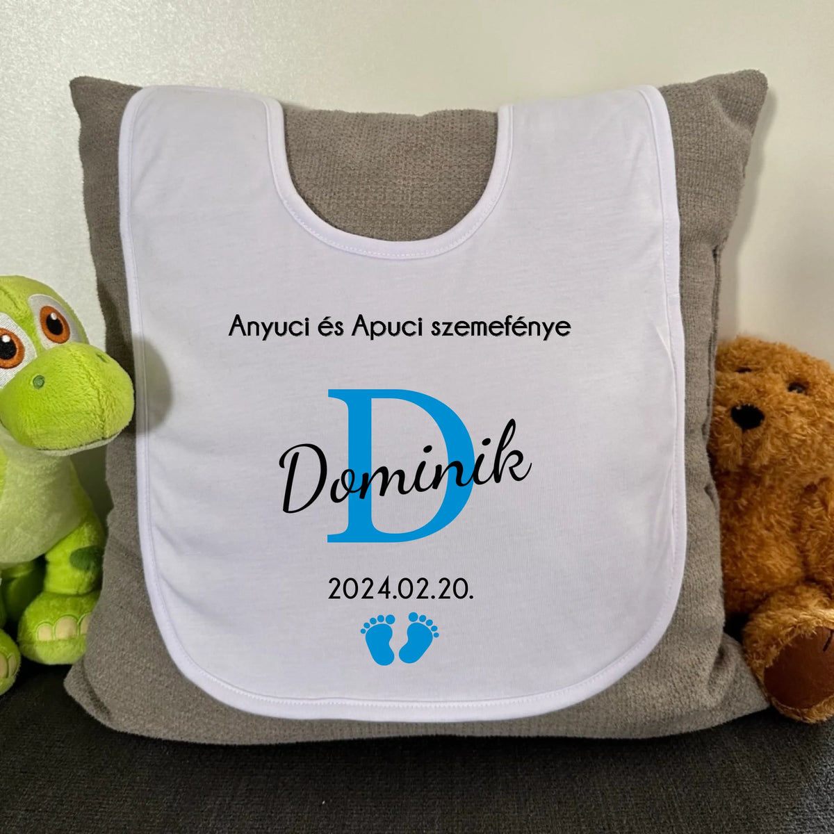 Cuki, kisfiús baba előke