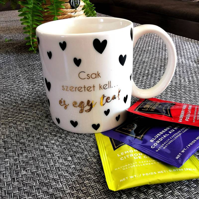 Ajándék teázóknak - kerámia anyagú ízléses külsejű bögre